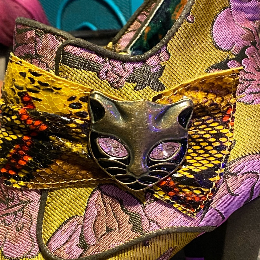 VTG Irregular Choice “Miaow” yellow floral tapestry bootie,Cat buckle,NIB, 39 UK - Picture 4 of 16